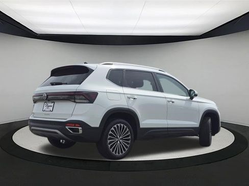 New 2026 Volkswagen Taos SE FWD image 7