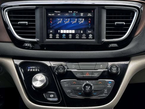 Used 2020 Chrysler Voyager Lxi image 23