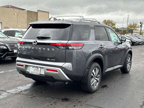 New 2025 Nissan Pathfinder SL image 4