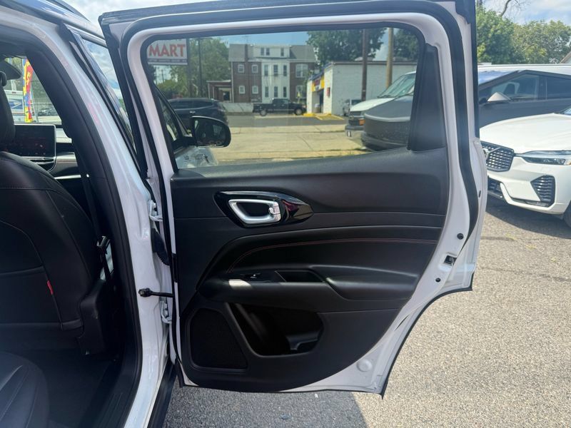Used 2025 Jeep Compass Trailhawk AWD/4WD image 17