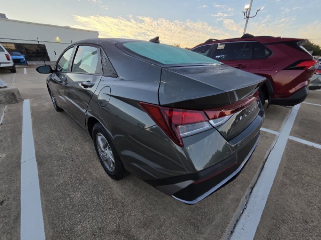 Used 2026 Hyundai Elantra SE FWD image 4