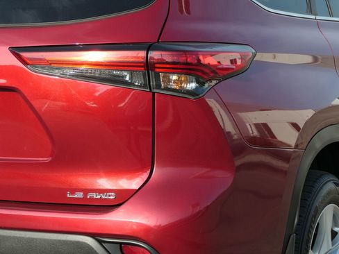 Used 2023 Toyota Highlander XSE image 3