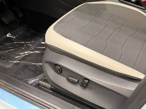 Used 2026 Volkswagen Taos SE w/ Panoramic Sunroof Package FWD image 41