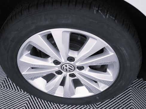 Used 2018 Volkswagen Golf S image 7