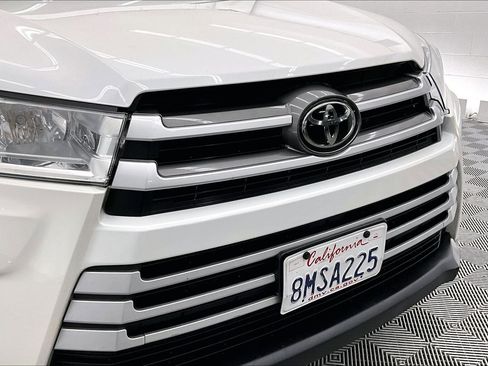 Used 2019 Toyota Highlander LE image 30