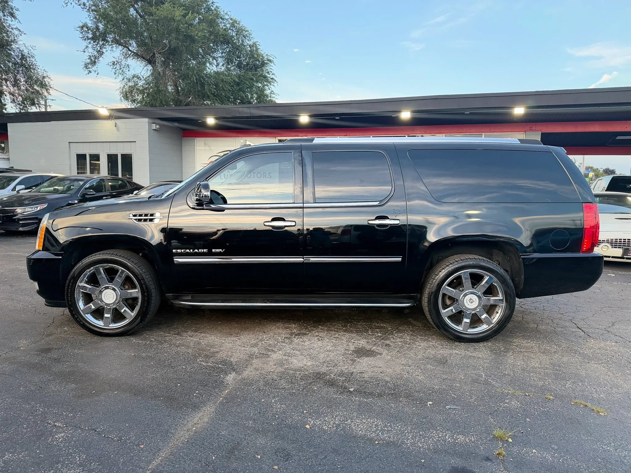 Used 2011 Cadillac Escalade ESV Luxury AWD/4WD image 7