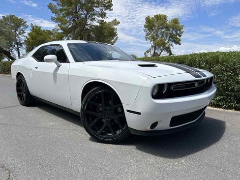 Used 2015 Dodge Challenger SXT w/ Driver Convenience Group RWD image 4