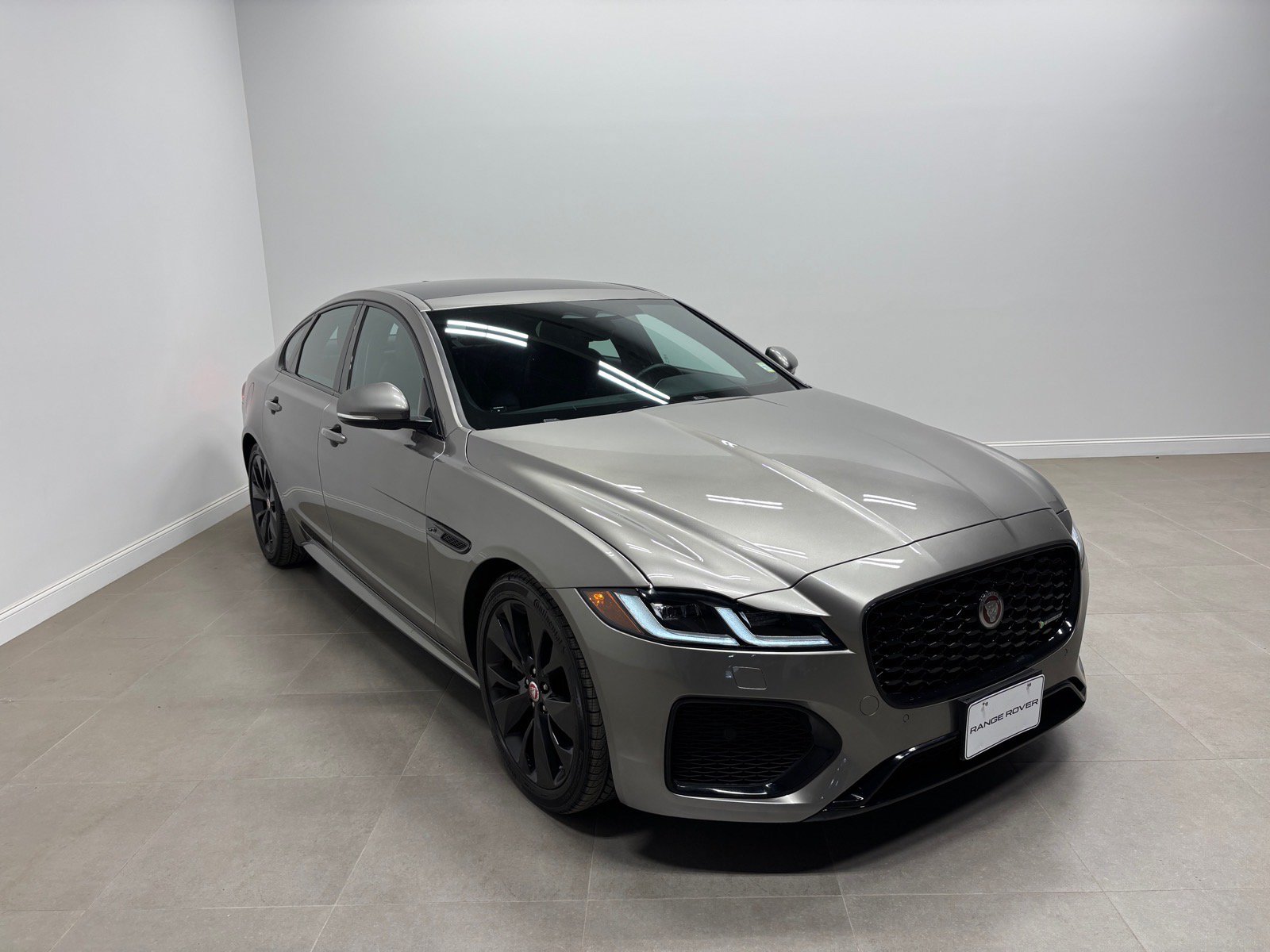 Used 2023 Jaguar XF R-Dynamic SE AWD/4WD image 4