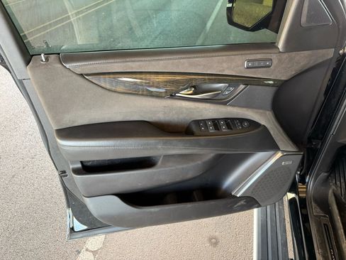 Used 2019 Cadillac Escalade Platinum image 10