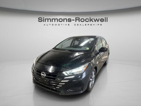 Used 2025 Nissan Versa SV image 1