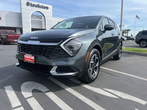 Used 2025 Kia Sportage LX image 3