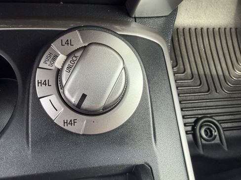 Used 2018 Toyota 4Runner SR5 AWD/4WD image 14