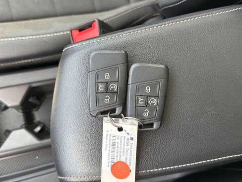 Used 2023 Volkswagen Taos SE w/ Panoramic Sunroof Package FWD image 27