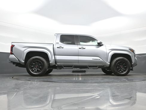 Used 2025 Toyota Tacoma SR5 AWD/4WD image 33