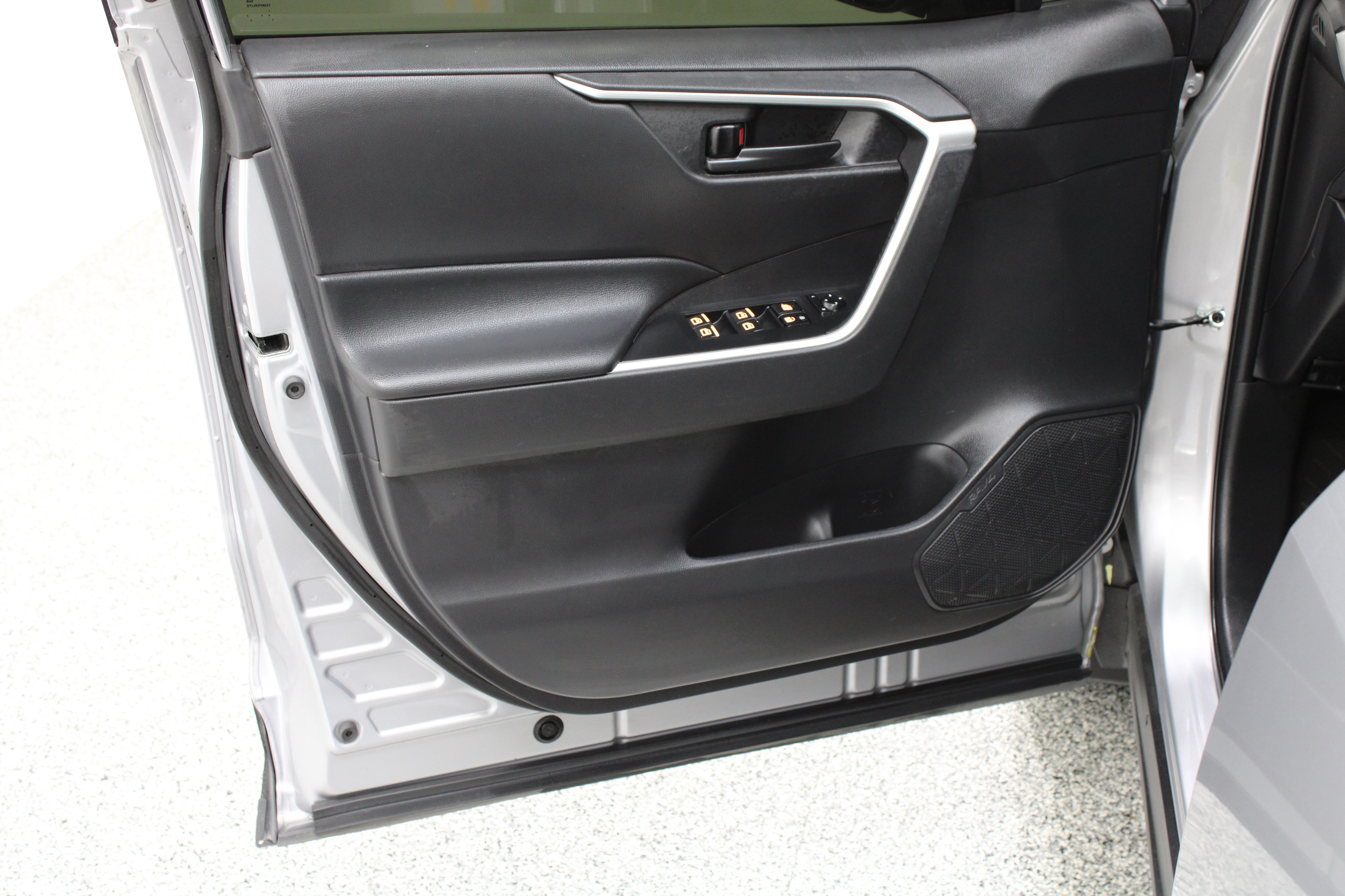 Used 2021 Toyota RAV4 LE FWD image 12