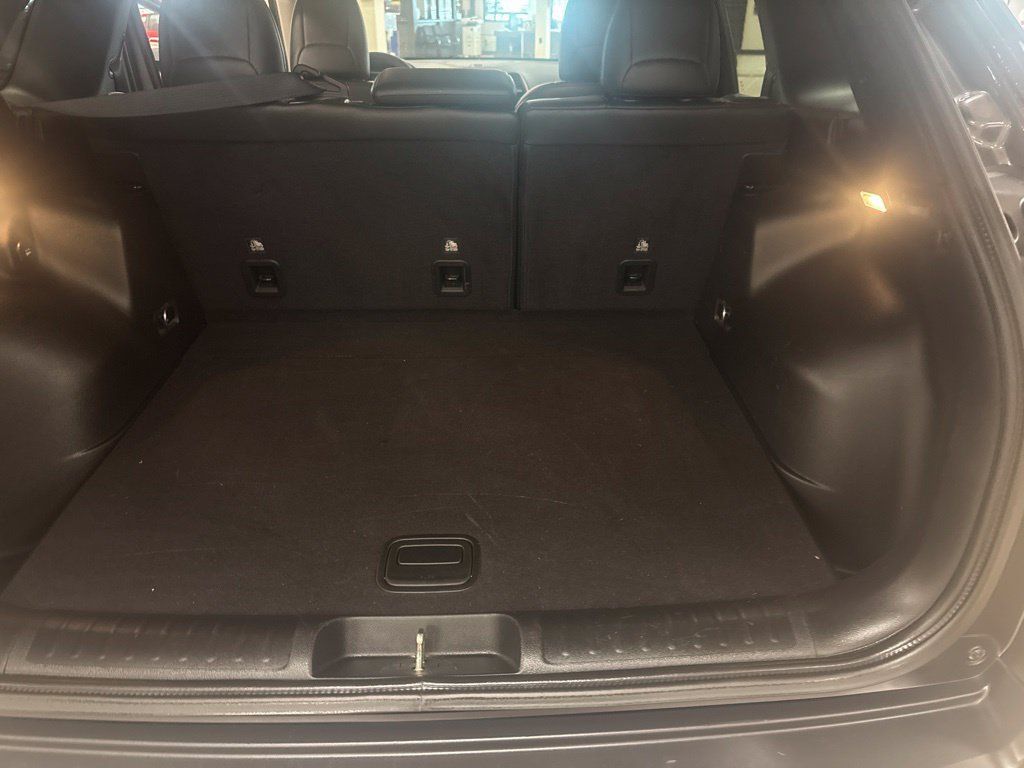 Used 2019 Jeep Cherokee Latitude Plus w/ Cold Weather Group AWD/4WD image 28