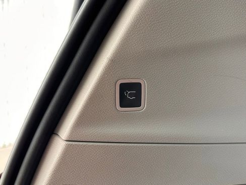 Used 2023 Chrysler Pacifica Touring-L image 17