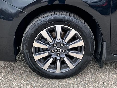 Used 2020 Toyota Sienna XLE w/ XLE Navigation Package image 4