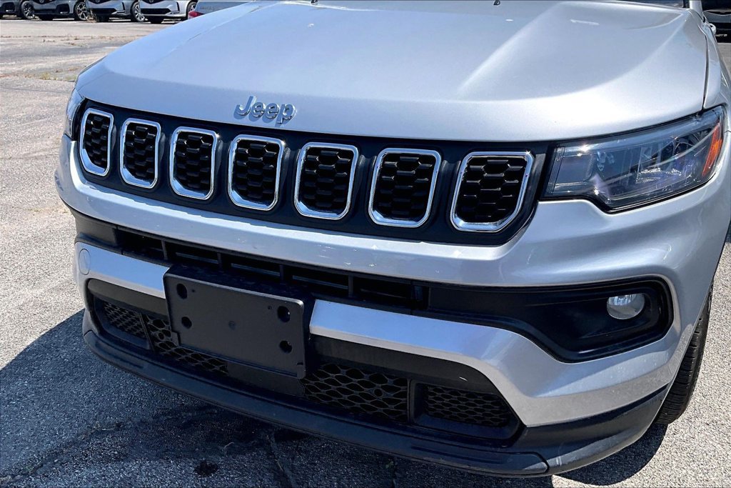 Used 2024 Jeep Compass Latitude AWD/4WD image 37
