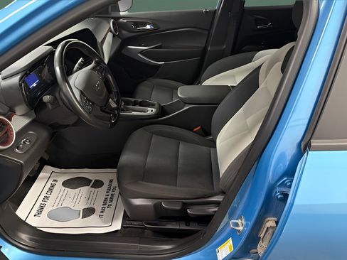 Used 2025 Chevrolet Trax RS w/ Sunroof Package FWD image 12