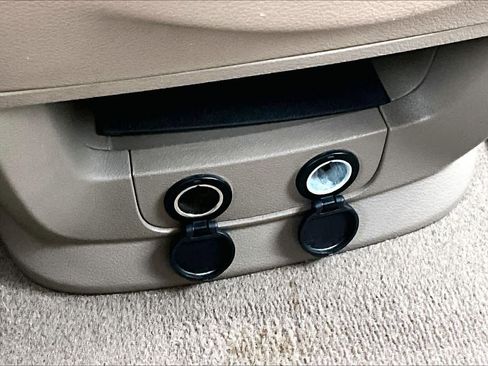 Used 2016 Chrysler Town & Country Touring image 32