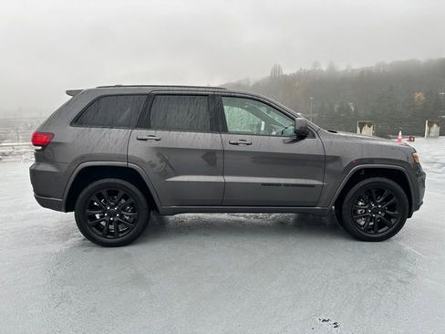 Used 2020 Jeep Grand Cherokee Altitude image 2