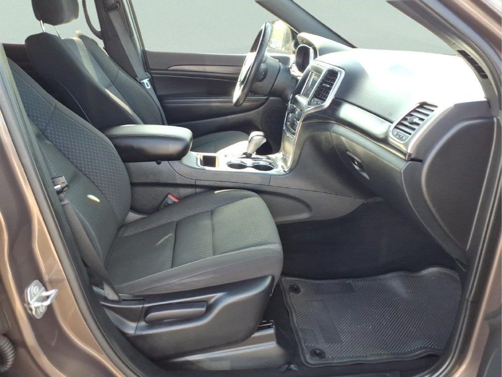 Used 2021 Jeep Grand Cherokee Laredo AWD/4WD image 13