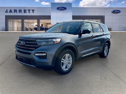 Certified 2024 Ford Explorer XLT w/ Equipment Group 202A RWD image 3
