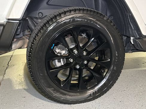 Used 2022 Jeep Wrangler Unlimited Sahara AWD/4WD image 5