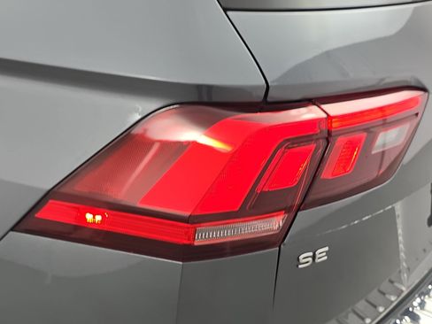 Used 2024 Volkswagen Tiguan SE image 35