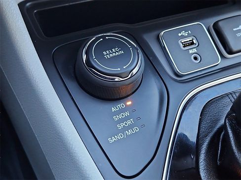 Used 2019 Jeep Cherokee Limited image 16