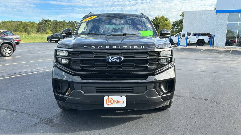 Used 2025 Ford Expedition Active AWD/4WD image 2