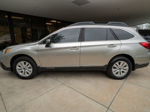 Used 2017 Subaru Outback 2.5i Premium AWD/4WD image 4