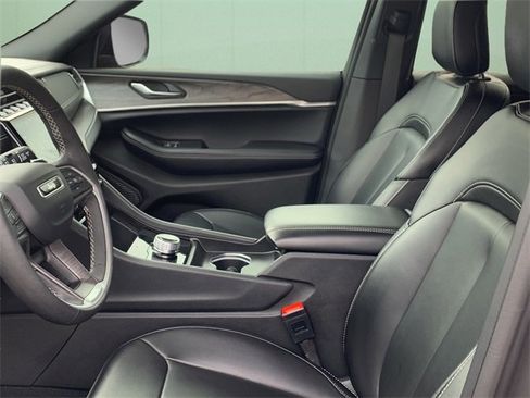 Certified 2025 Jeep Grand Cherokee Limited w/ Black Appearance Package image 18