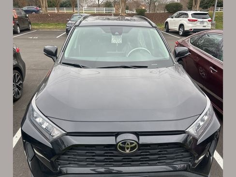 Used 2021 Toyota RAV4 LE image 1
