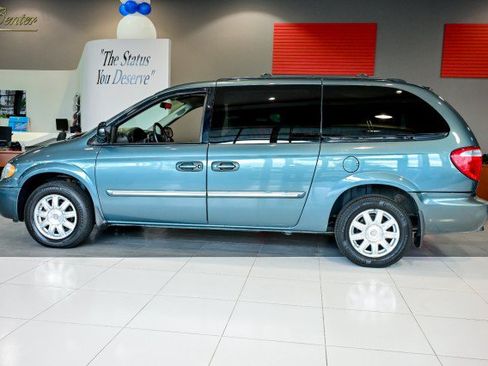 Used 2006 Chrysler Town & Country Touring FWD image 8