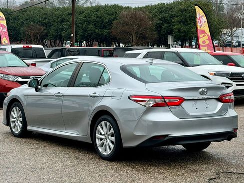 Used 2020 Toyota Camry LE image 4