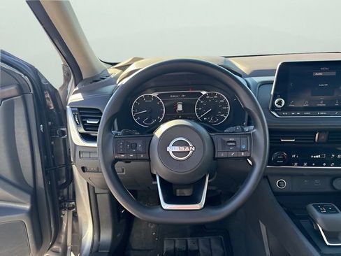 Used 2022 Nissan Rogue SV image 16