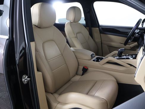 Used 2022 Porsche Cayenne image 36