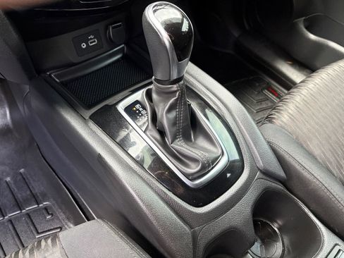 Used 2018 Nissan Rogue SV image 30