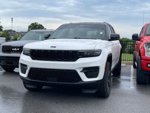 Used 2025 Jeep Grand Cherokee Altitude RWD image 3