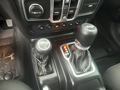 Used 2018 Jeep Wrangler Unlimited Sahara AWD/4WD image 11