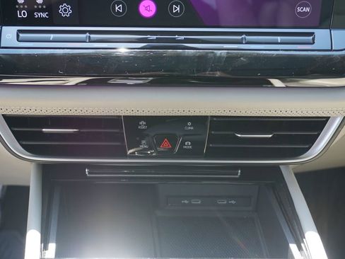 Used 2024 Volkswagen Atlas SEL AWD/4WD image 34