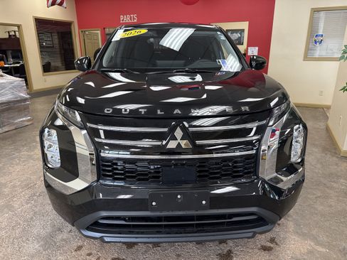 Used 2026 Mitsubishi Outlander ES FWD image 2