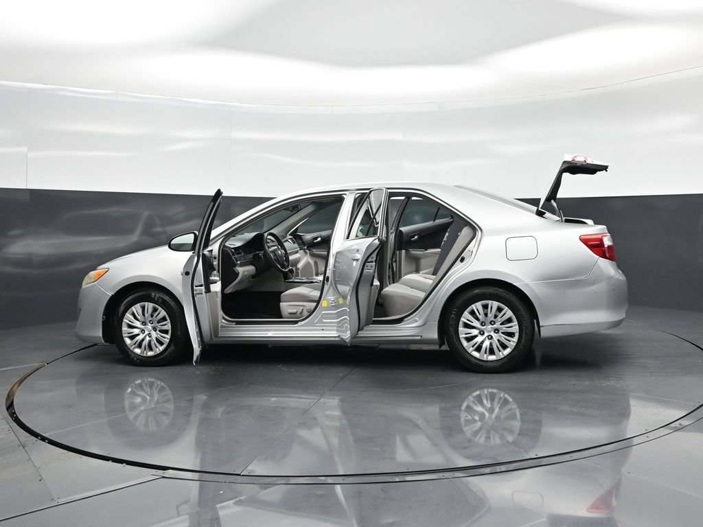 Used 2014 Toyota Camry LE FWD image 29