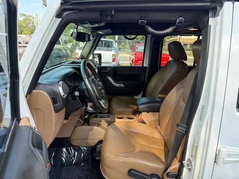 Used 2013 Jeep Wrangler Unlimited Sahara w/ Connectivity Group AWD/4WD image 9