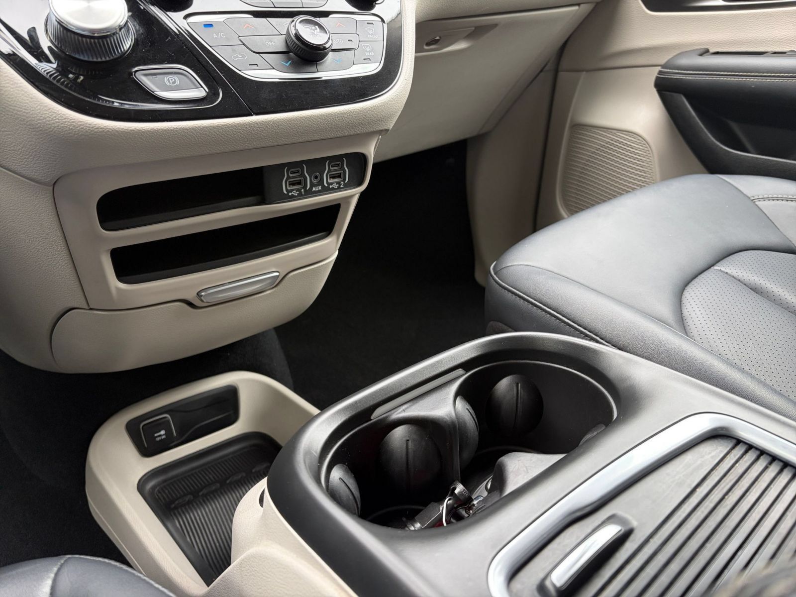 Used 2024 Chrysler Pacifica Touring-L FWD image 42