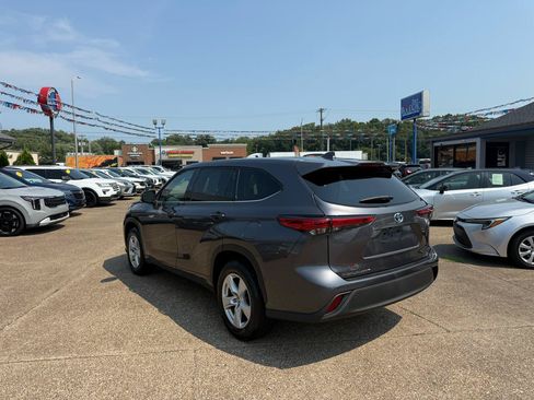 Used 2021 Toyota Highlander LE FWD image 4
