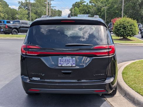 Used 2025 Chrysler Pacifica Limited FWD image 6