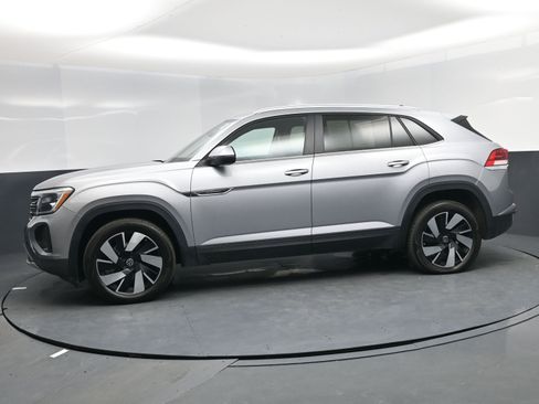 Used 2025 Volkswagen Atlas Cross Sport SE image 3